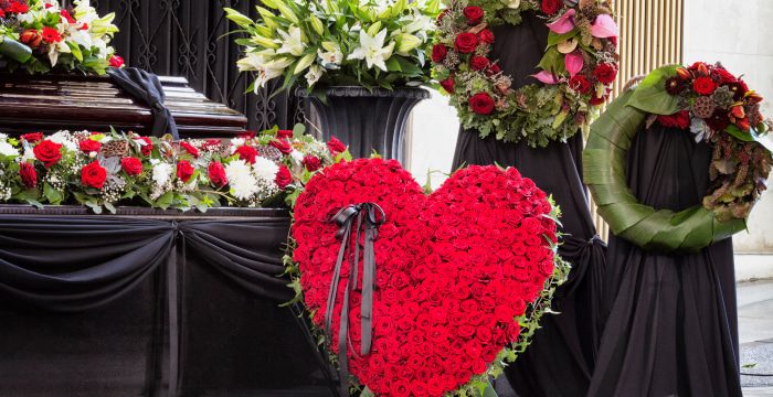 Výber truhly, doplnkov a kvetinovej výzdoby - Pohrebníctvo Haluška