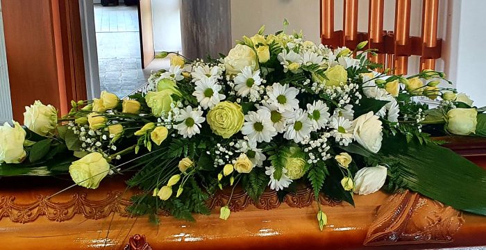 Výber truhly, doplnkov a kvetinovej výzdoby - Pohrebníctvo Haluška
