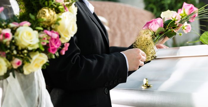 Výber truhly, doplnkov a kvetinovej výzdoby - Pohrebníctvo Haluška